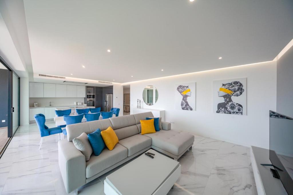 Uma área de estar em Luxury apartments with stunning sea views