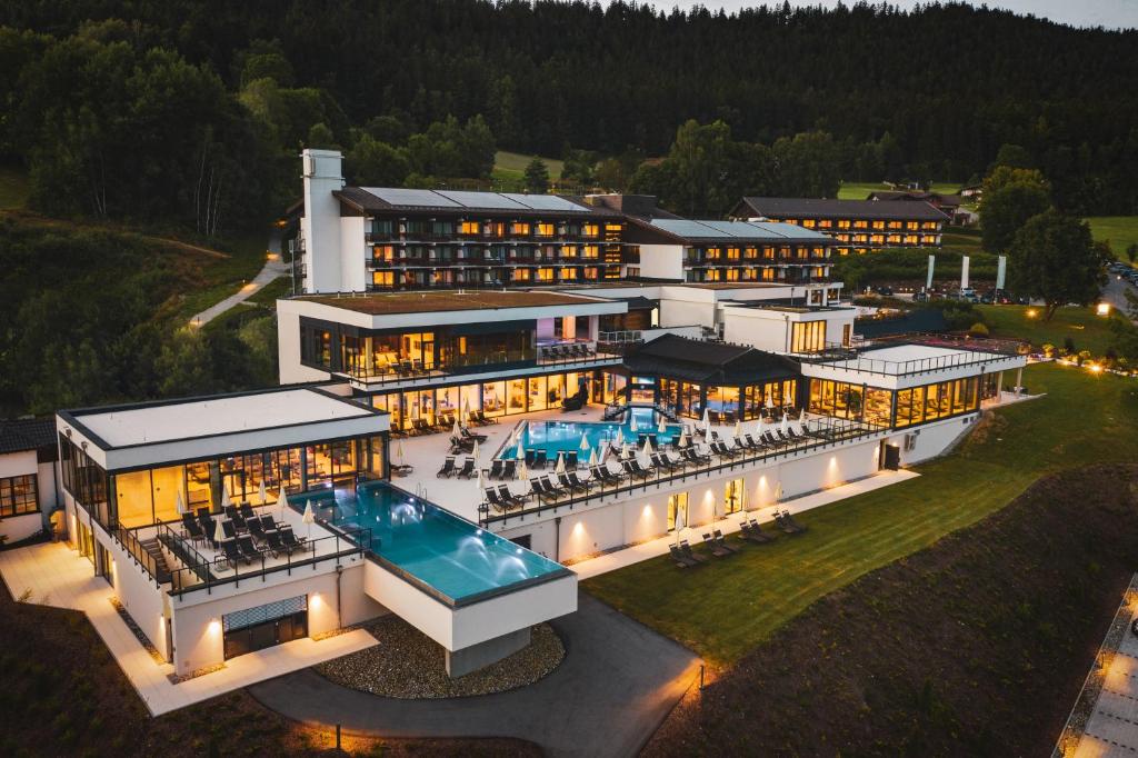 - une vue aérienne sur un bâtiment avec une piscine dans l'établissement Hotel Sonnenhof Lam, à Lam