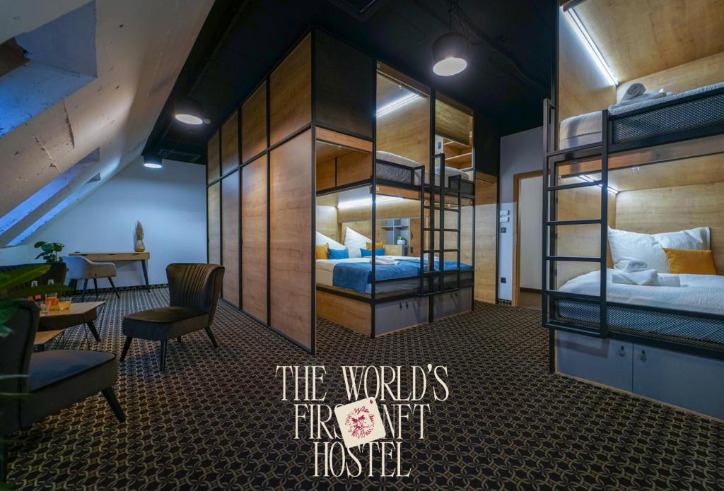 CHORS like a hotel - 1st World NFT Block & Art Capsule Hostel MetaCHORS房間的床