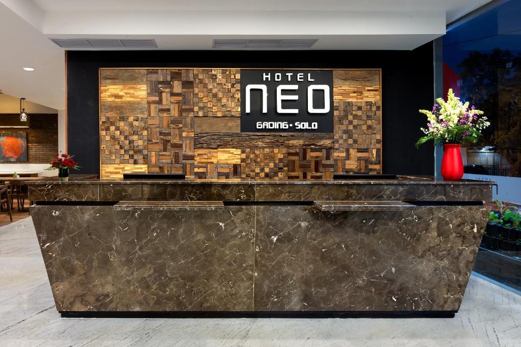 En logo, et sertifikat eller et firmaskilt på Hotel Neo Gading Solo