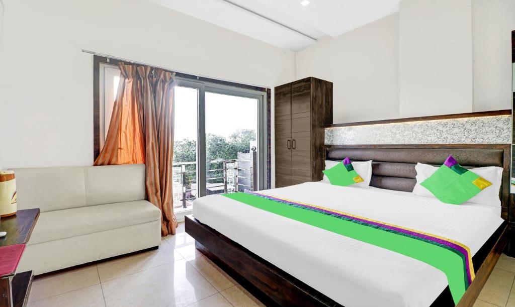 מיטה או מיטות בחדר ב-Itsy Hotels Anjali Mahal 500, Mtrs From Mathura Railway Station