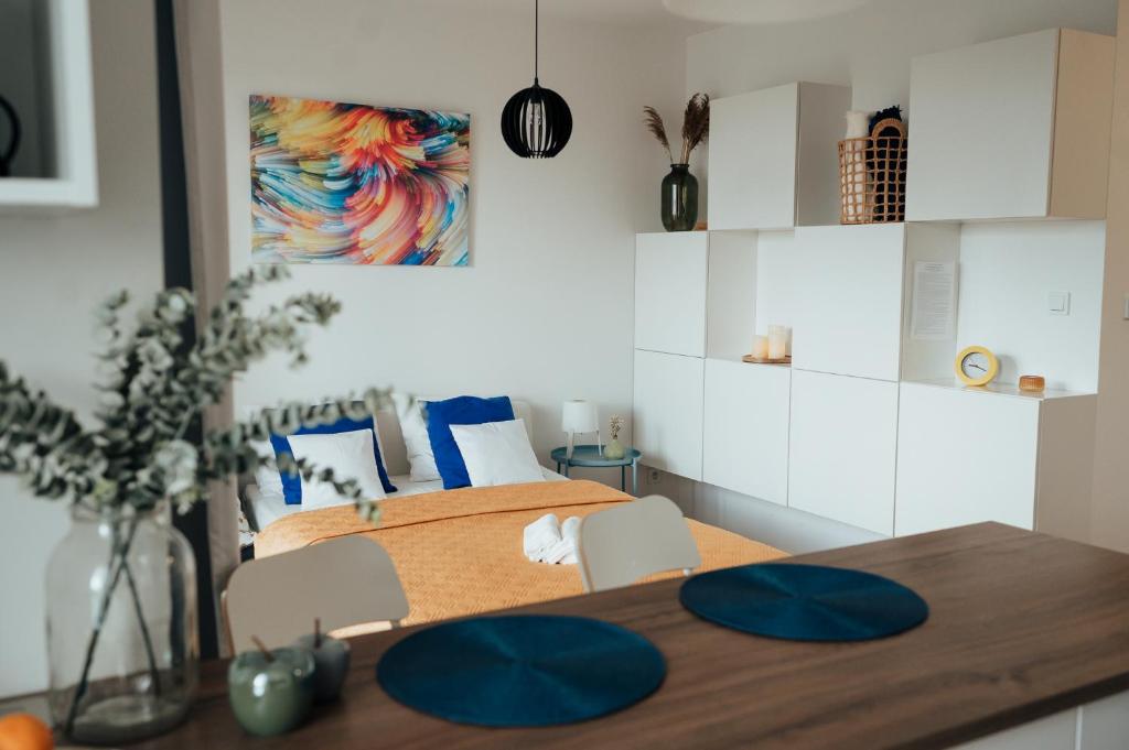 1 Schlafzimmer mit 2 Betten und einem Holztisch in der Unterkunft Blue_Loft in Sandomierz