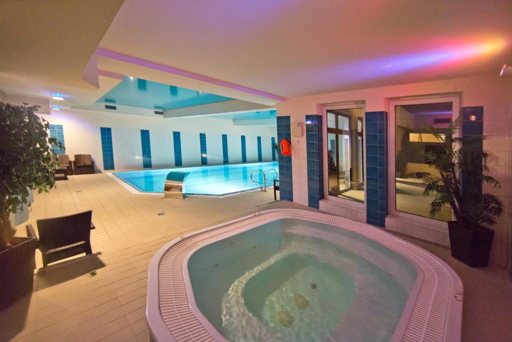 - une piscine avec bain à remous dans une maison dans l'établissement Hotel Kameralny, à Kielce