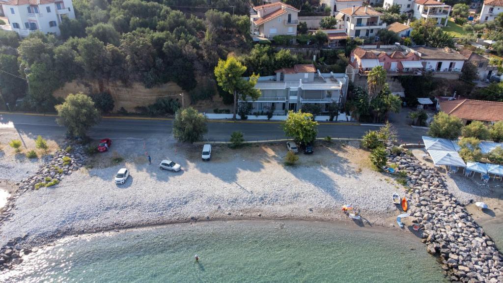 Zdjęcie z galerii obiektu Kamari Apartments seafront w Kalamácie