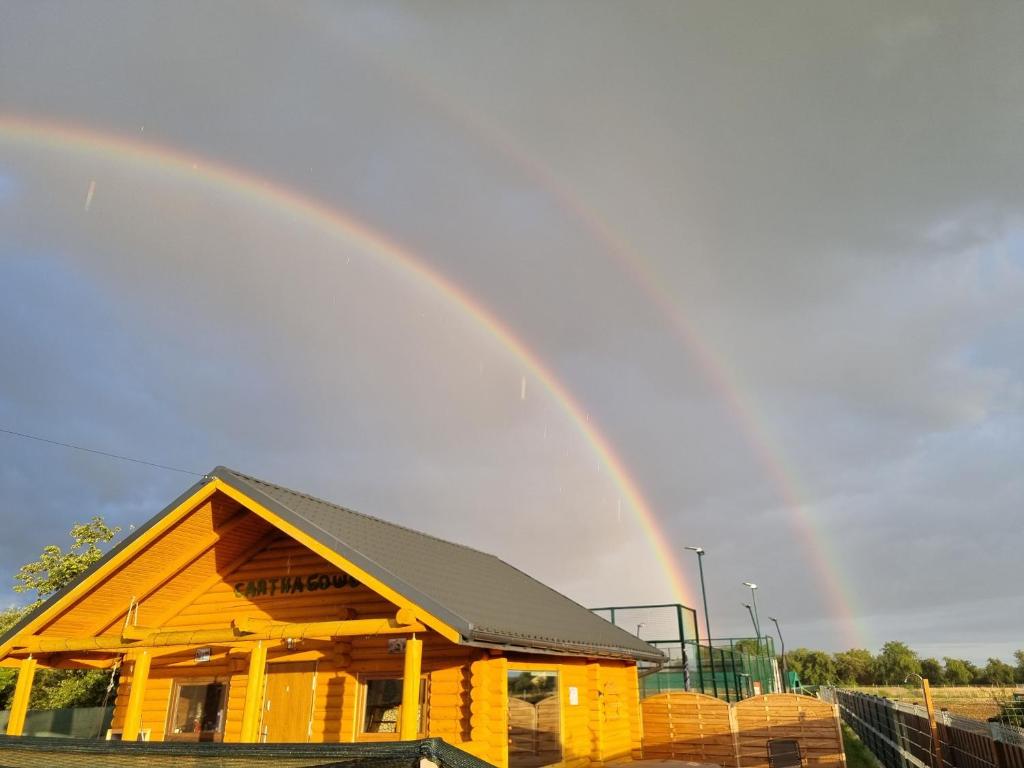 Un arc-en-ciel au-dessus d'un bâtiment dans l'établissement Agroturystyka dom z bali całoroczny, à Turbia