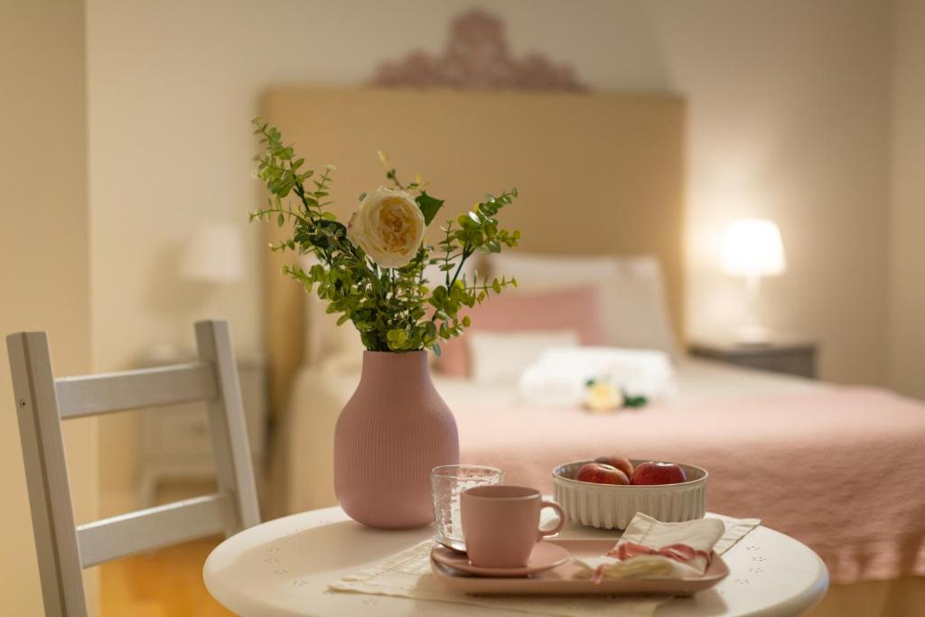 A bed or beds in a room at Casa dos Troviscais