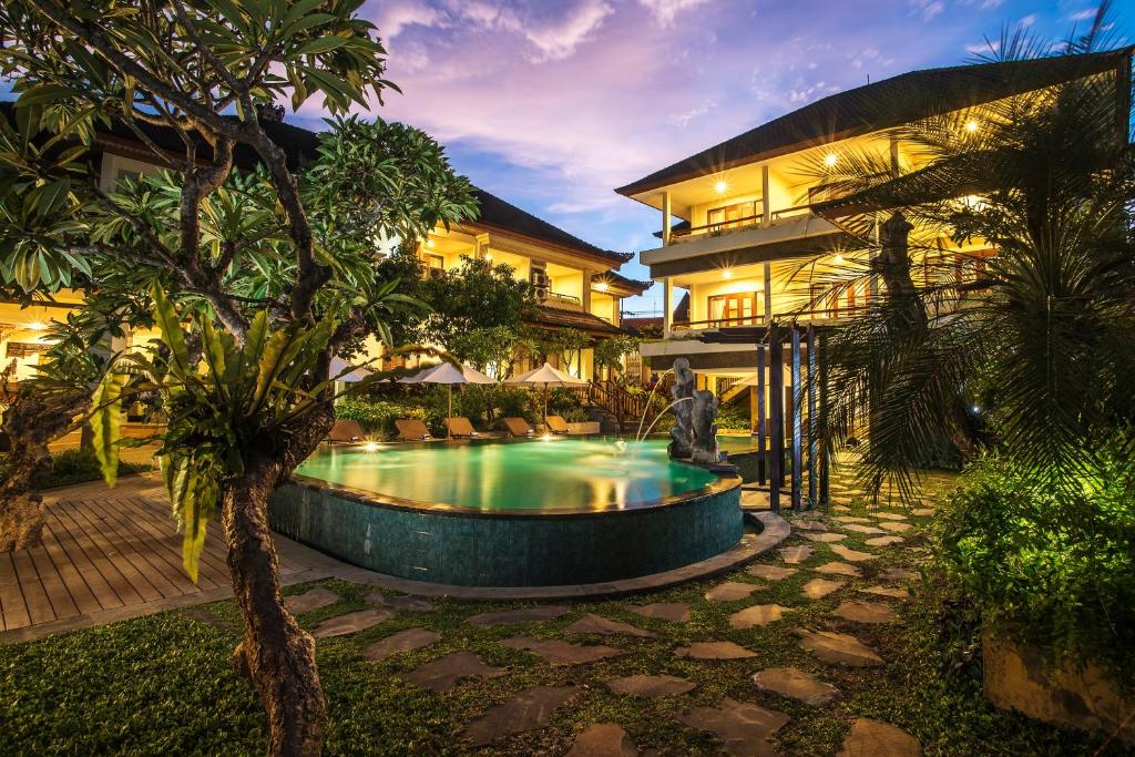 een huis met een zwembad voor een gebouw bij Sri Phala Resort & Villa in Sanur