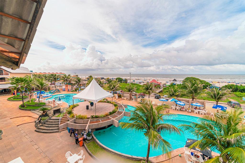 - une vue sur la piscine d'un complexe dans l'établissement Hotel Privê do Atalaia, à Salinópolis