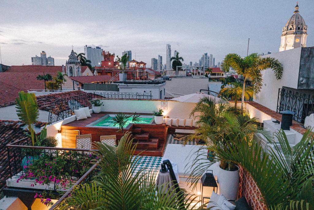 Blick auf ein Gebäude mit Palmen und Gebäuden in der Unterkunft Amarla Boutique Hotel Casco Viejo in Panama-Stadt