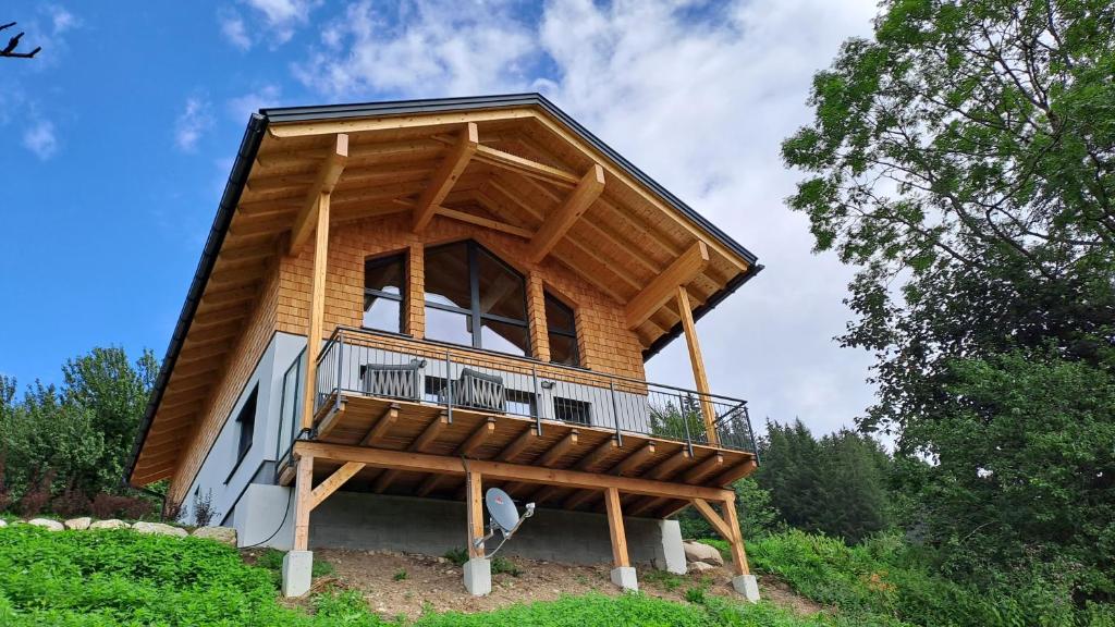 Casa sull'albero con balcone su una collina di Ferienhaus Oberschindlberg a Lunz am See