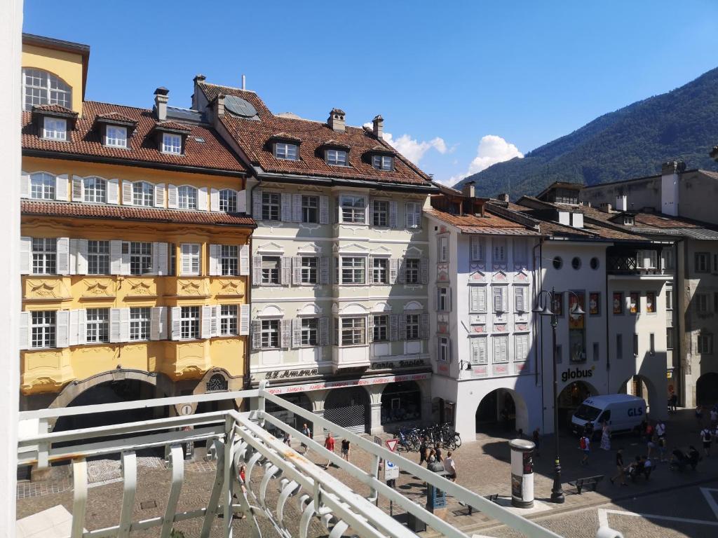 een groep gebouwen met bergen op de achtergrond bij Ka.La Apartment in Bolzano