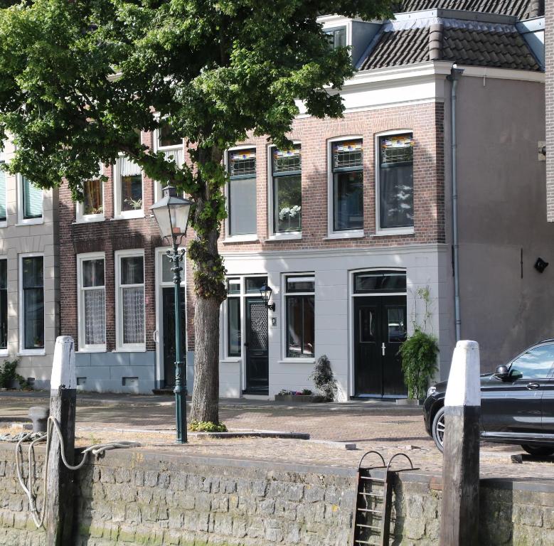 een auto geparkeerd voor een gebouw bij B&B verDRAAId fijn in Dordrecht