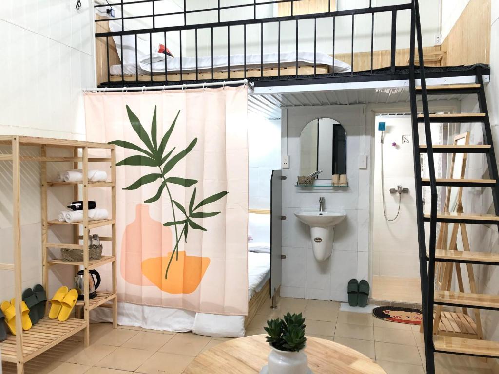 Cette chambre comprend des lits superposés et une salle de bains. dans l'établissement 296 Cetete - Home in Dalat, à Đà Lạt