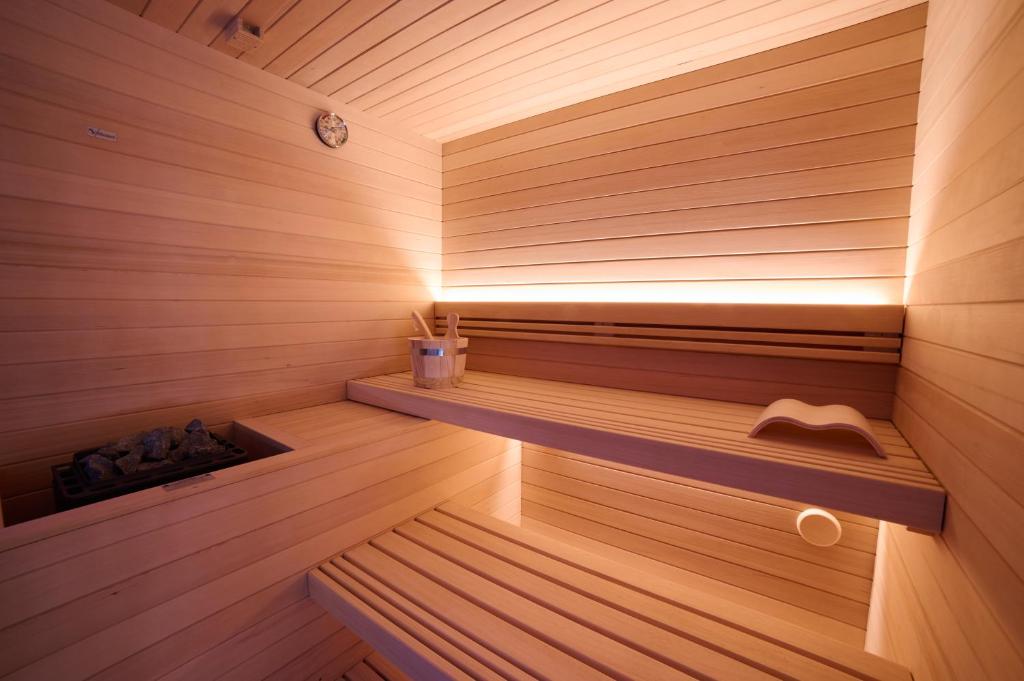 een sauna met een bank in een houten ruimte bij Ludwig Boutique Hotel & Spa in Bolsena