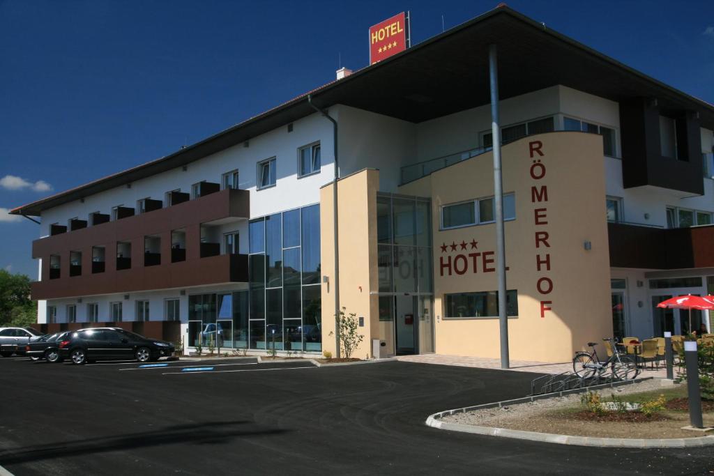 un bâtiment d'hôtel avec un panneau indiquant un hôtel de montagne rouge dans l'établissement Hotel Römerhof, à Tulln