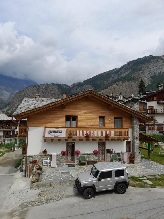 een jeep geparkeerd voor een gebouw bij Chalet Gaspard in Valtournenche