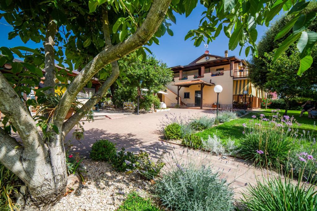 einen Garten vor einem Haus in der Unterkunft I Lecci Guesthouse in San Felice Circeo