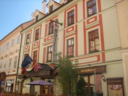 ein großes Gebäude mit einem Schirm davor in der Unterkunft Hotel Barbarossa in Cheb