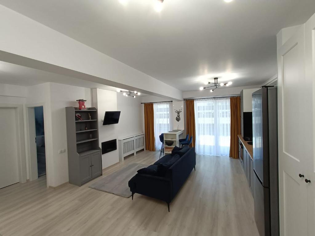 Телевизор и/или развлекательный центр в Apartament rafinat cu grădină privată