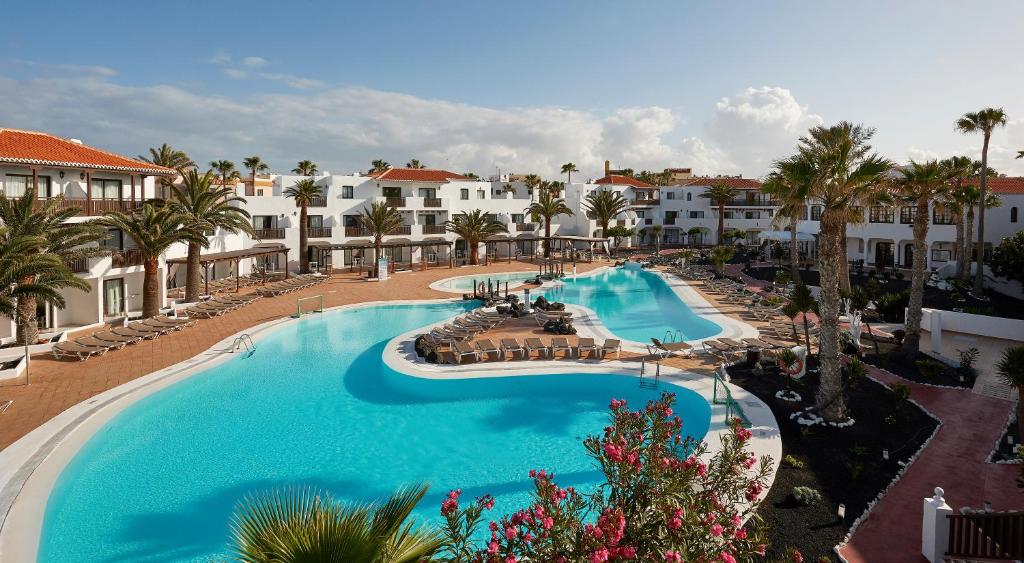 uma vista superior de uma piscina num resort em Apartamentos Hesperia Bristol Playa em Corralejo