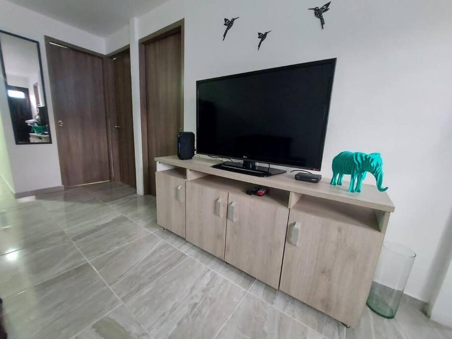 TV/trung tâm giải trí tại Acogedor apartamento La Nubia