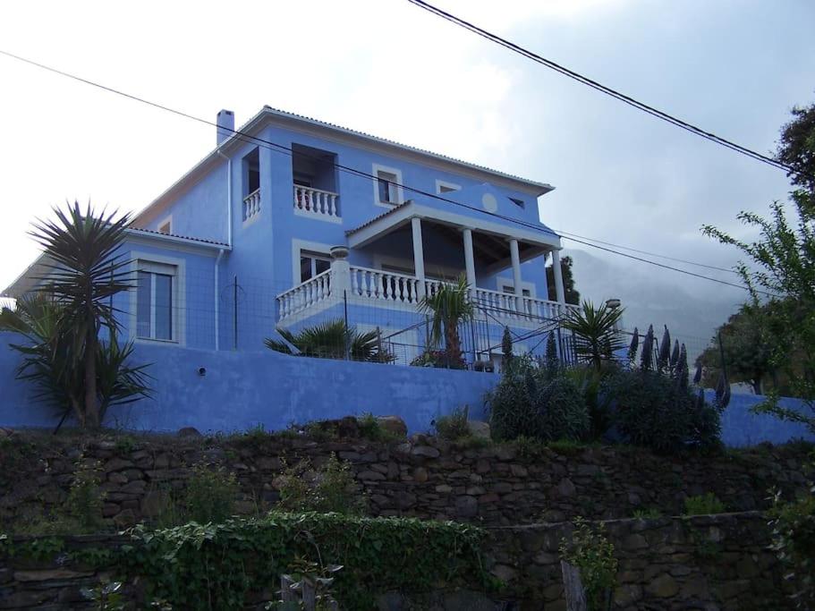 una casa blu su una collina con di Casa Azzura a Bastia