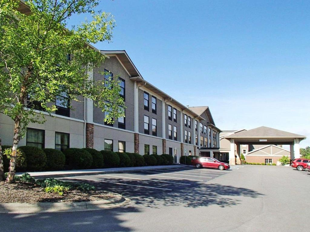 un edificio con un'auto parcheggiata in un parcheggio di Quality Inn & Suites Boone - University Area a Boone