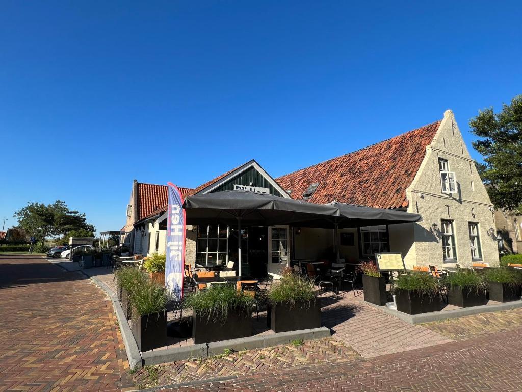 een gebouw met een restaurant in een straat bij Bij Hen op Ameland in Hollum