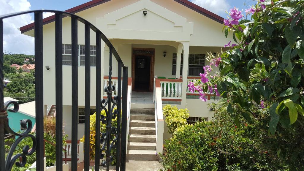 una casa con cancello e fiori di Delightful 4bed modern villa with WiFI a Gros Islet