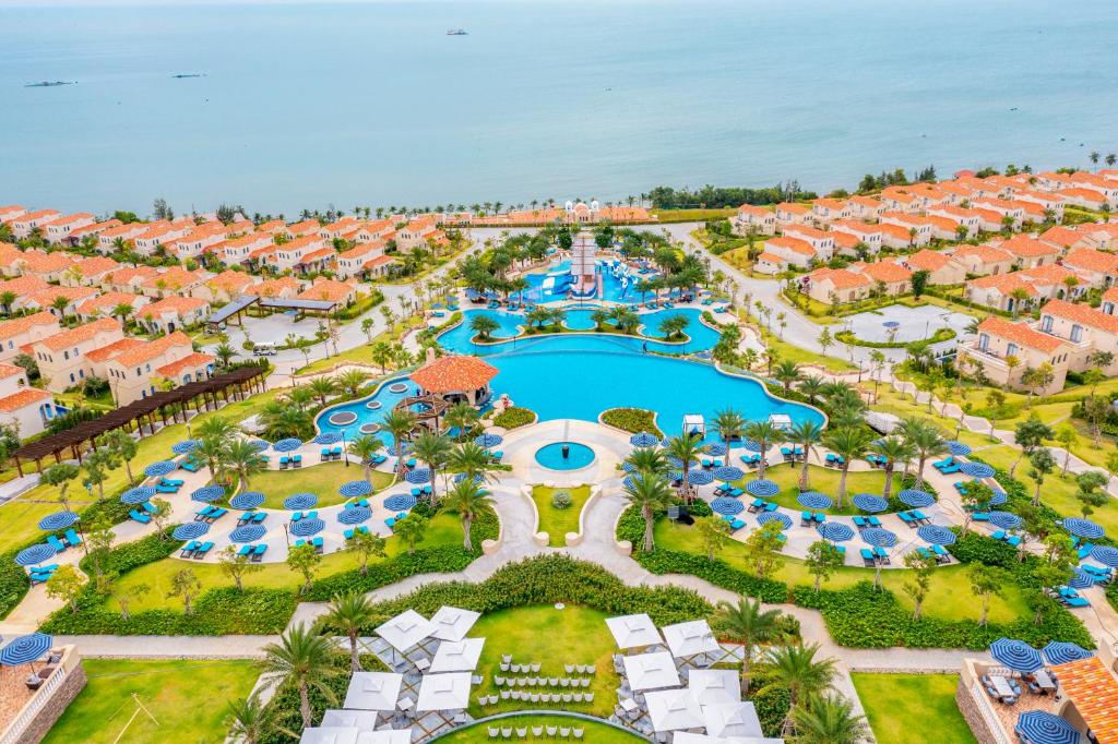 een luchtzicht op een resort met een zwembad bij Centara Mirage Resort Mui Ne in Mũi Né