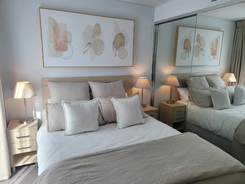 A bed or beds in a room at CBD Deluxe Private 2 Bedroom Apartment