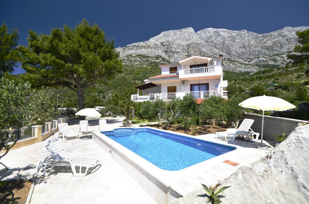 Sundlaugin á Family friendly apartments with a swimming pool Baska Voda, Makarska - 12442 eða í nágrenninu