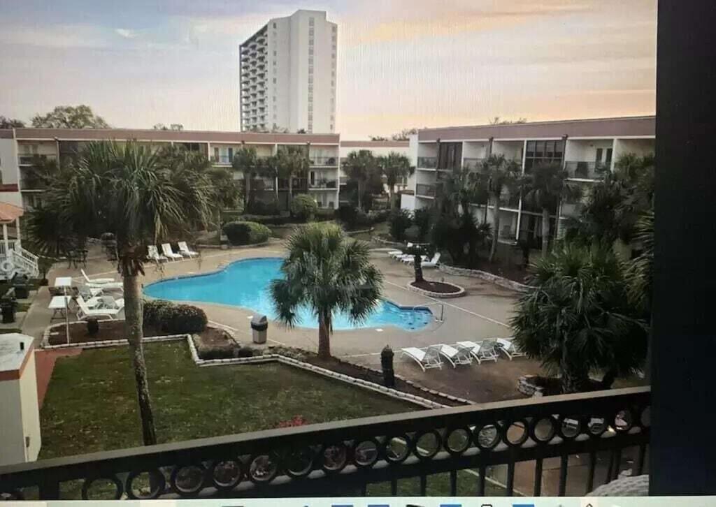 Swimmingpoolen hos eller tæt på Biloxi Beach Condo