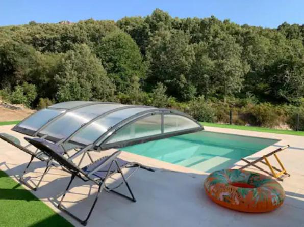 - Piscina con mesa y sombrilla en Quinta do Borges 2, en Guarda