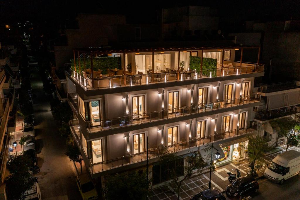 - une vue de tête sur un bâtiment avec des lumières dans l'établissement AGORA luxury BOUTIQUE HOTEL, à Loutraki