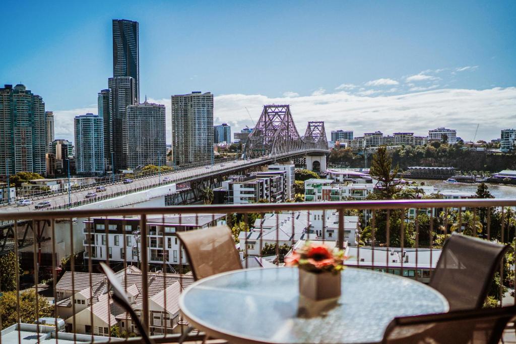 een tafel op een balkon met uitzicht op de stad bij Bridgewater Apartments in Brisbane