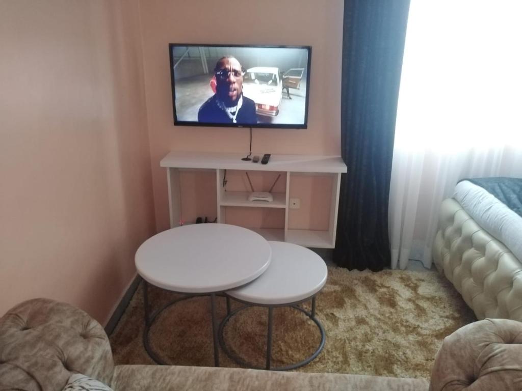 TV at/o entertainment center sa Executive Studio