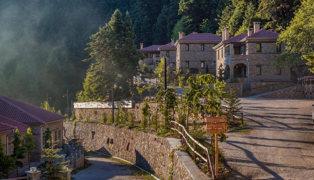 un villaggio con muri in pietra e case e alberi di Montanema Handmade Village a Platanákos