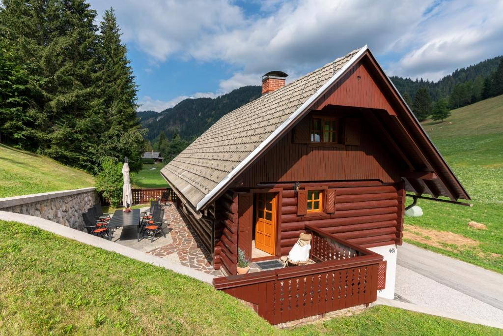 une petite cabane en rondins avec un toit dans l'établissement Chalet Ajda, à Bohinj