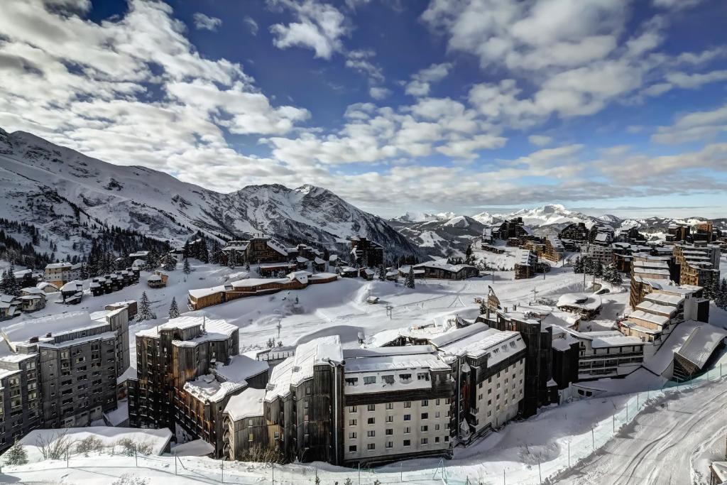 een stad bedekt met sneeuw met bergen op de achtergrond bij Belambra Clubs Avoriaz - Les Cimes du Soleil in Avoriaz