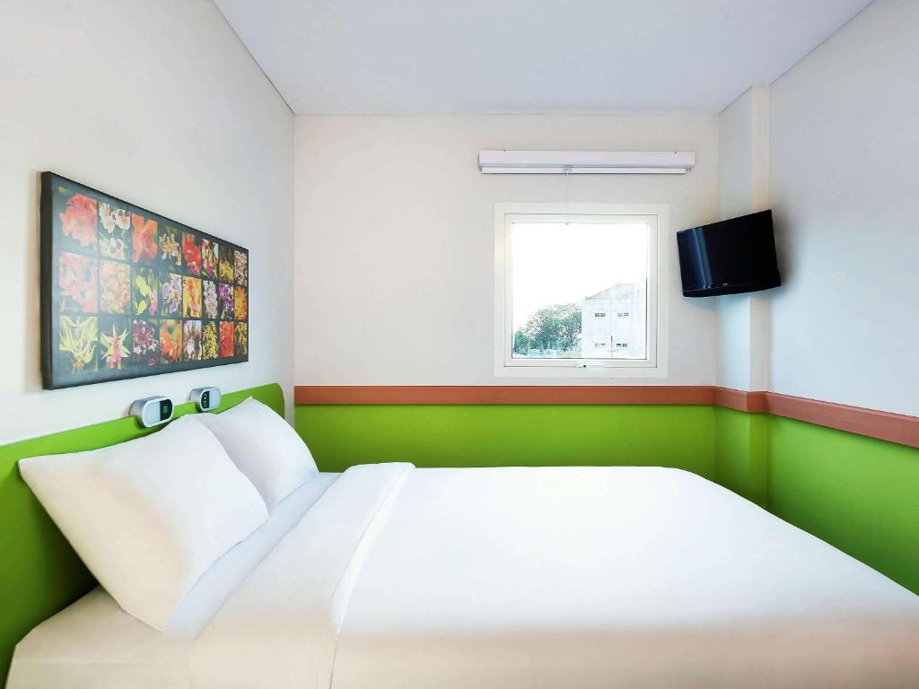 เตียงในห้องที่ Ibis Budget Semarang Tendean