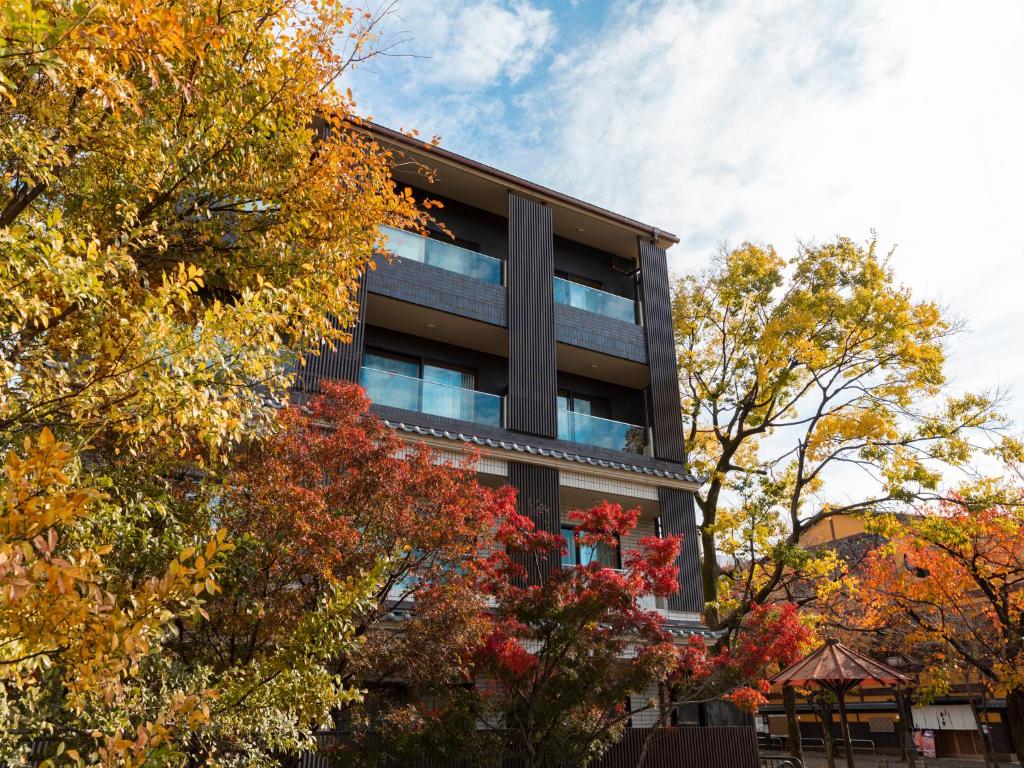 un edificio con alberi autunnali di fronte di Hotel Alza Kyoto a Kyoto