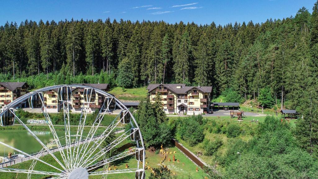 uma roda gigante em frente a um resort em Apartmán Olívia 8 Hrabovská dolina em Ružomberok