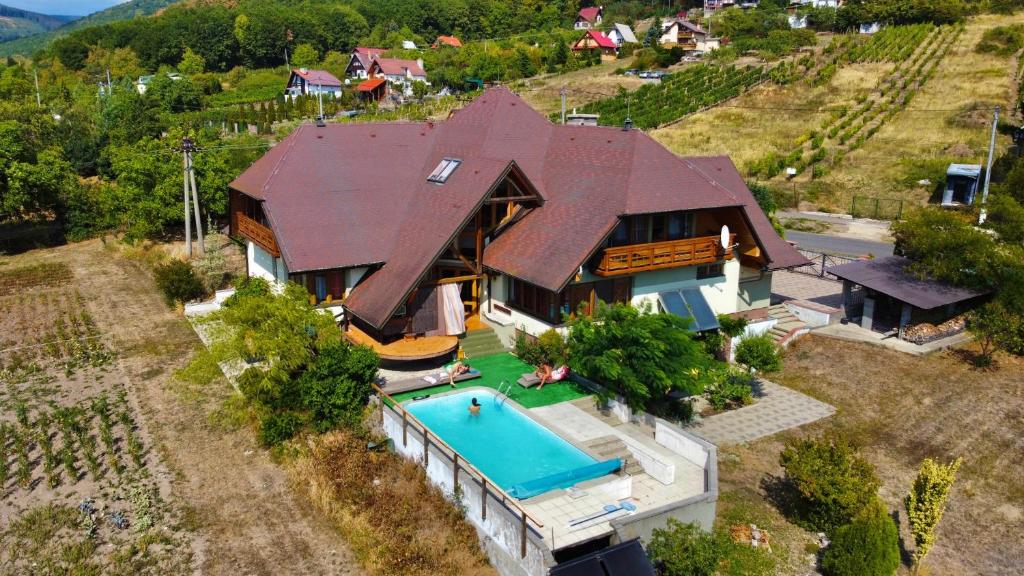 una vista aérea de una casa con piscina en 659 apartments, en Vinné