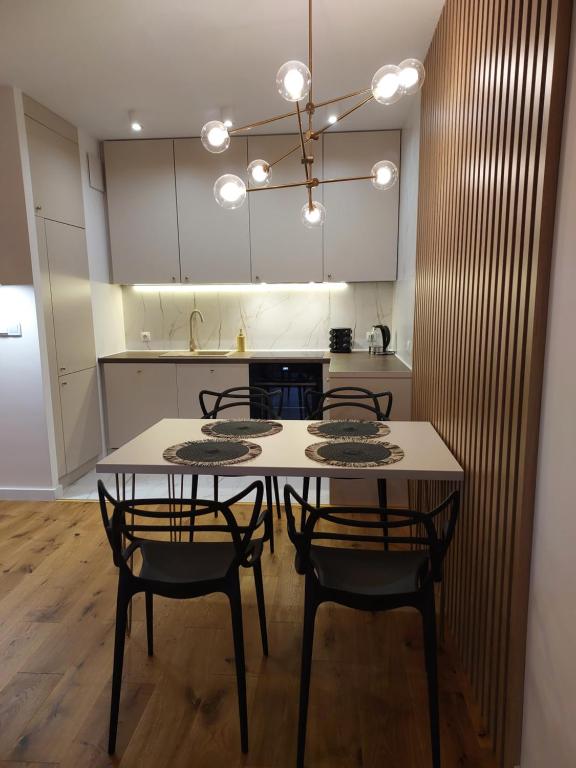 A kitchen or kitchenette at M2 Bemowo apartament