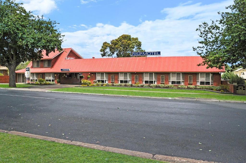 un edificio rosso con tetto rosso su una strada di AAt 28 Goldsmith Motel a Hamilton