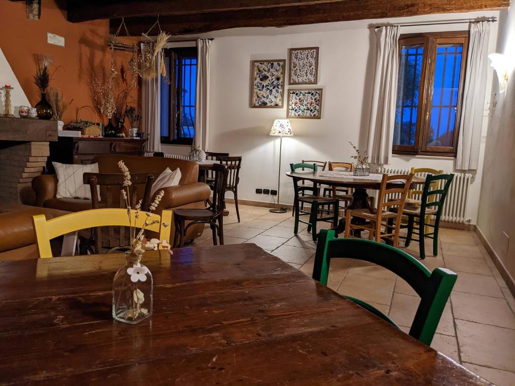 A seating area at Casale Boschi - Rifugio di Pianura