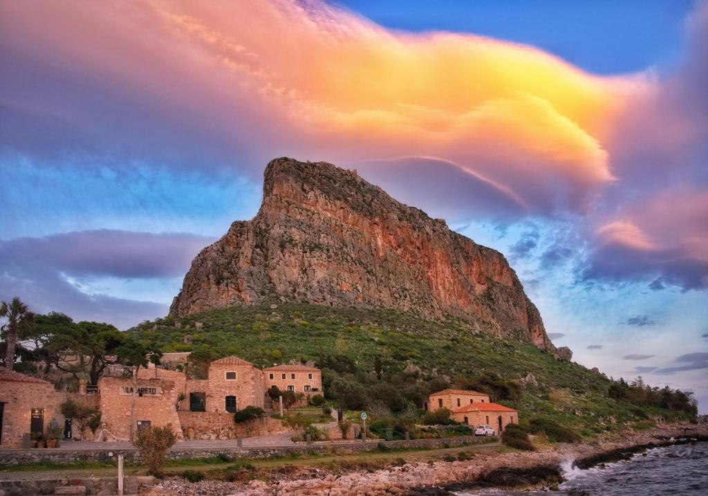 une montagne avec un arc-en-ciel dans l'établissement Lazareto Hotel, à Monemvasia