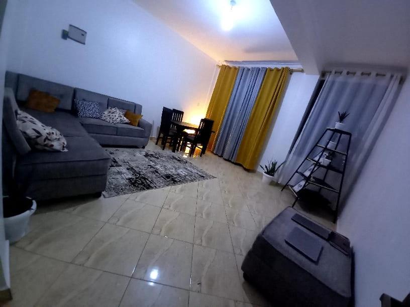 Khu vực ghế ngồi tại J&R - Lovely two bedroom apartment in Jinja.