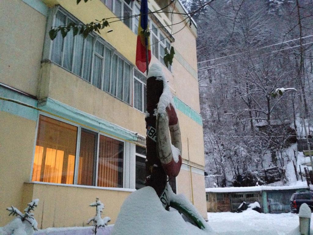 スラニク・モルドバにあるApartament Slanic Moldovaの横雪の建物